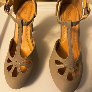 Chase + Chloe Women's Grey T-Strap Heels